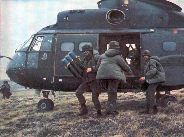 Un grupo de personas en un helicópteroDescripción generada automáticamente con confianza media