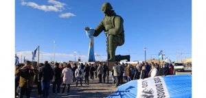 Emotiva inauguración del imponente monumento al soldado de Malvinas