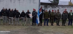 Excombatientes de Malvinas donaron una bandera argentina a efectivos policiales